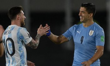 Messi y Suárz en un partido de Argentina y Uruguay