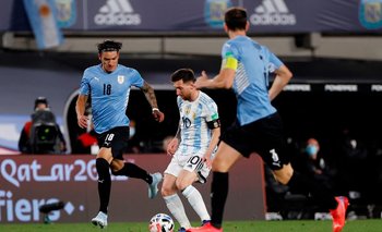 Messi marcado por Núñez y Godín