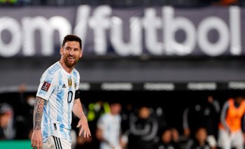 Messi le apunta a Uruguay