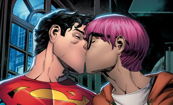 El beso entre Superman y su nueva pareja, Jay Nakamura