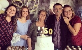 Irene (centro) y Norberto (a su izquierda) celebraron su 54 aniversario de bodas en mayo