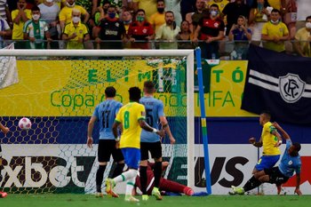 De la Cruz no llega a Cerrar y Raphinha convierte el 2-0 para Brasil ante Uruguay