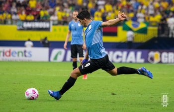 Luis Suárez patea el tiro libre ante Brasil y convertirá un golazo que no le sirvió esta vez a la celeste