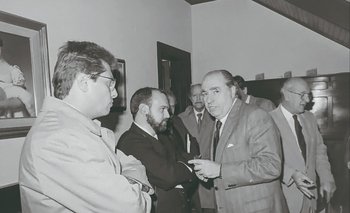 El periodista Leandro Pauletti rodeado por Sanguinetti y Abdala
