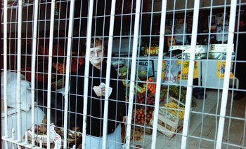 Una mujer en su comercio, durante los saqueos de 2002.