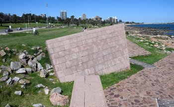 Monumento al Holocausto en la rambla de Punta Carretas