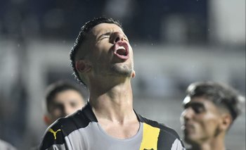 Pablo Ceppelini abrió el marcador para Peñarol ante Villa Española, de tiro penal
