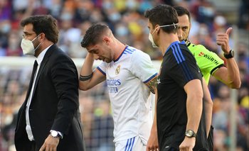 Valverde muestra con su gesto en la cara el problema de la lesión sufrida ante Barcelona