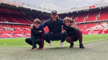 Cavani con dos de sus hijos en Old Trafford, la casa de Manchester United