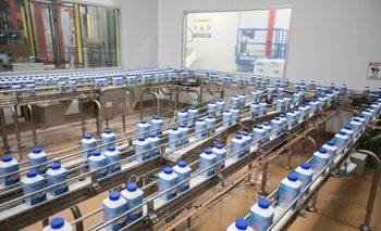 Producción de lácteos en uno de los complejos industriales de Conaprole.