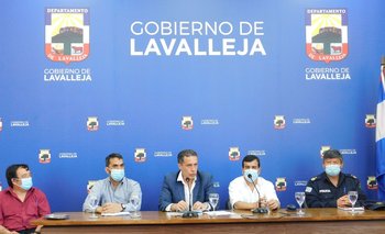 Mario García, intendente de Lavalleja, junto a autoridades del Comité de Emergencia en conferencia de prensa