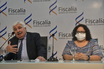  Juan Gómez y Mariana Alfaro en conferencia de prensa