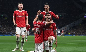Cavani celebra el gol con sus compañeros