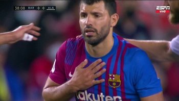 Sergio "Kun" Agüero se toma el pecho en pleno partido de Barcelona ante Deportivo Alavés; debió dejar la cancha