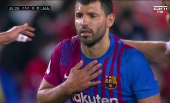 Sergio "Kun" Agüero se toma el pecho en pleno partido de Barcelona ante Deportivo Alavés; debió dejar la cancha
