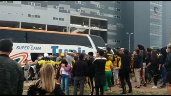 Algunos hinchas de Peñarol se acercaron a los buses en los que arribó Nacional, pero no hubo ningún inconveniente
