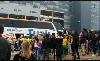 Algunos hinchas de Peñarol se acercaron a los buses en los que arribó Nacional, pero no hubo ningún inconveniente