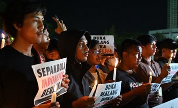 Algunos familiares de los fallecidos rezan en Indonesia