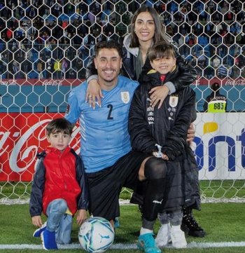 Josema Giménez con su esposa y sus hijos luego de lograr la clasificación a Qatar 2022