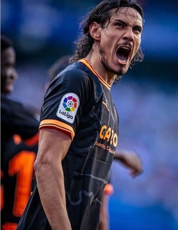 Edinson Cavani celebra el primer gol de Valencia ante Espanyol