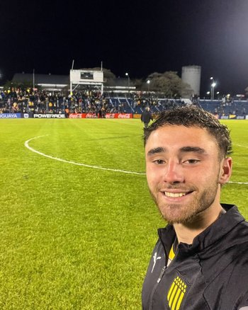 Pedro Milans y la selfie carbonera tras su gol para Peñarol ante Plaza Colonia
