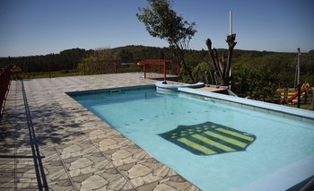 La piscina con el escudo de Peñarol en la chacra de los padres de Darwin Núñez