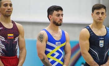 Víctor Rostagno con el escudo de Uruguay; el gimnasta se lesionó la rodilla y no podrá seguir compitiendo en los Juegos Odesur