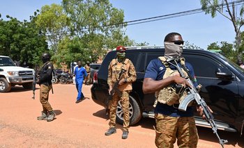  Vehículo que transportaba al nuevo líder de la junta de Burkina Faso, el Capitán Ibrahim Traore