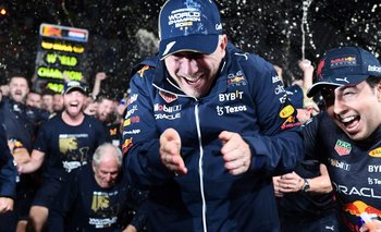 Verstappen celebra con su compañero Checo Pérez