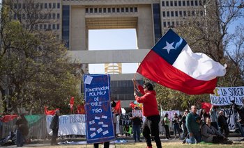 Bandera de Chile en una manifestación. (Archivo)
