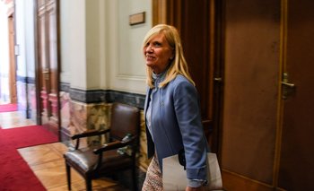 Beatriz Argimón, vicepresidenta de la República, camina en pasillos del Parlamento con documentos en mano