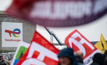 Trabajadores franceses se manifiestan frente a una refinería