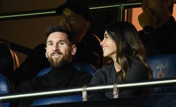 Messi y Antonella viendo el partido de Champions de PSG ante Benfica 