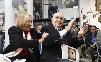 El expresidente Julio María Sanguinetti en el momento de la compra. 