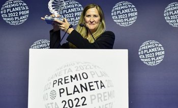 La escritora españoa Luz Gabás al reicbir el Premio Planeta 2022
