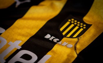 La iniciativa de Peñarol con una camiseta que muestra una cicatriz