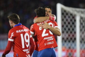 Luis Suárez celebra con Carballo