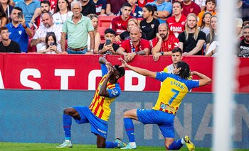 Edinson Cavani e Ilaix Moriba festejan el gol del uruguayo a Sevilla