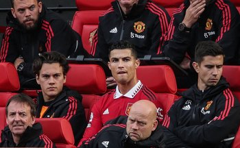 Cristiano Ronaldo junto a Facundo Pellistri en el banco del Manchester