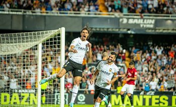 Edinson Cavani celebra su gol para Valencia ante Mallorca