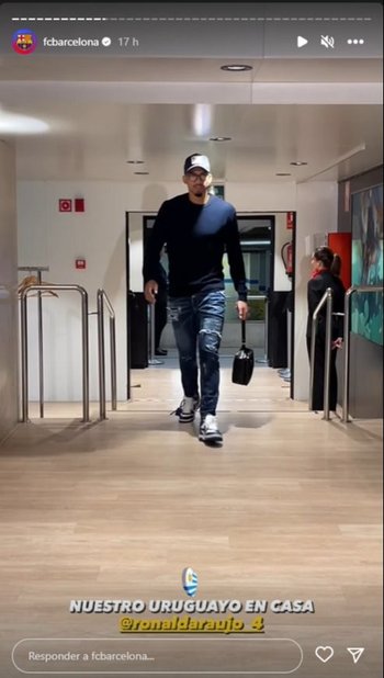 Ronald Araujo al llegar al Camp Nou sin muletas