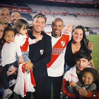 Nicolás De la Cruz con Gallardo y su familia