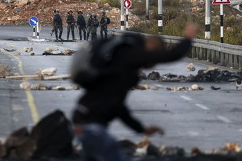 Soldados de Israel en enfrentamiento con palestinos en la entrada norte de la ciudad de Ramala (foto archivo)