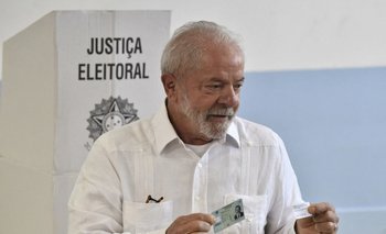 Luis Inácio Lula da Silva emitió su sufragio la mañana de este domingo 