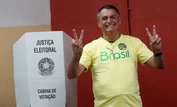 Bolsonaro depositando su voto el domingo