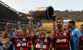 De Arrascaeta, figura del Flamengo, con la Copa Libertadores