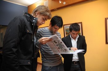 Coates, Rodrigo Muñoz y Nicolás Lodeiro leen los resultados de la encuesta en Fútbolx100