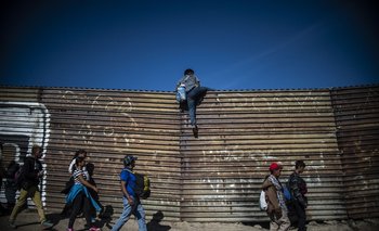 Migrantes intentan cruzar la frontera entre EEUU y México. (Archivo)