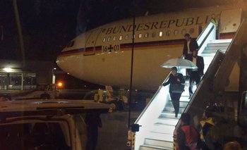Angela Merkel desciende del avión tras una falla técnica en el vuelo 