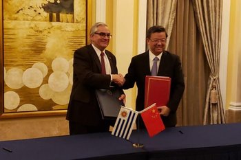 Enzo Benech junto al ministro de Aduanas chino, Ni Yuefeng.